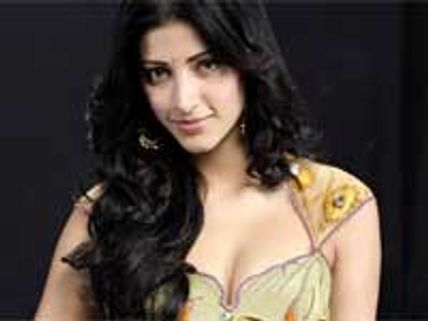 Shruti Hassan celebrating birthday with family