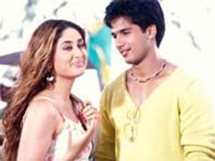 Kareena spoke to Shahid because of Shahrukh?