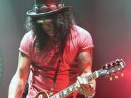 Slash performs Sweet Child Of Mine with Black Eyed Peas