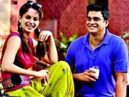 Madhavan kisses Kangana in Tanu Weds Manu