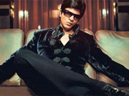 Shahrukh flaunting his body again for an item number
