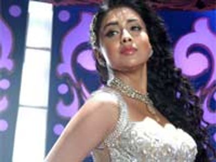 Shreya Saran not replacing Deepika Padukone