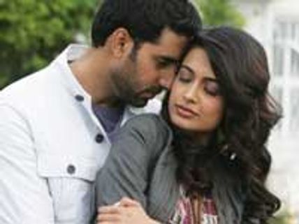 Abhishek helps Sarah with love making