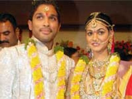 Allu Arjun-Sneha Reddy seek Lord Venkateshwara's blessings