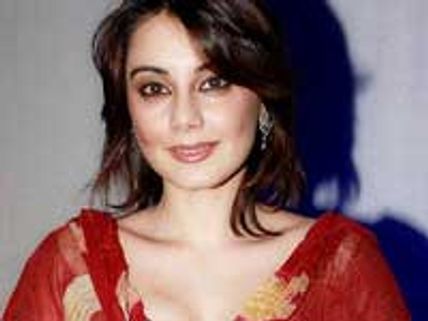 Minissha Lamba mobbed at Goa beach