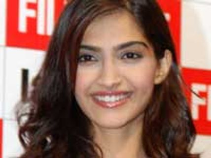 Sonam Kapoor admitted to hospital