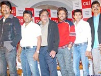 Ashok Kheny unveils the logo of Karnataka Bulldozers