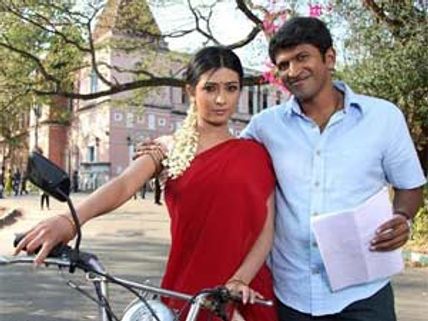 Hudugru - Movie Review