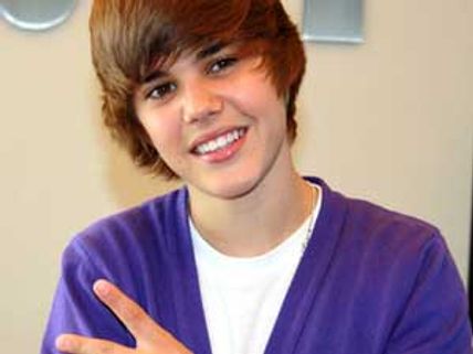 Justin Bieber vomits during live performance