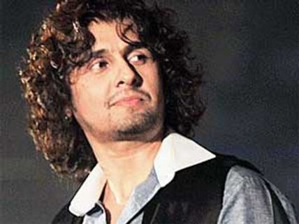 Sonu Nigam's car rammed by fans