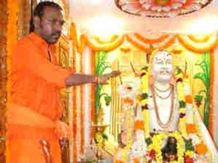 Lawrence performs special pooja for Rajini's quick recovery
