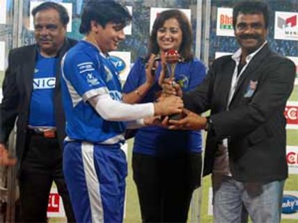 Karnataka Bulldozers beat Mumbai Heroes at CCL