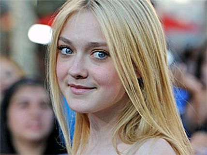 Teen actress  Dakota Fanning graduates
