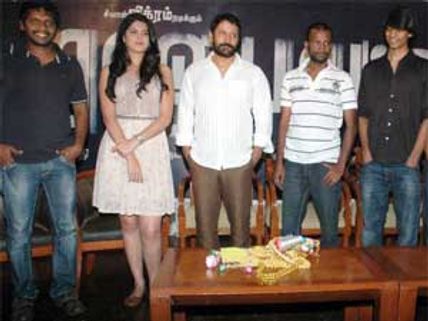 Suseendran directing Vikram in Raja Pattai