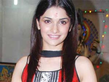 Prachi Desai delays Thadaiyara Thaaka shooting?