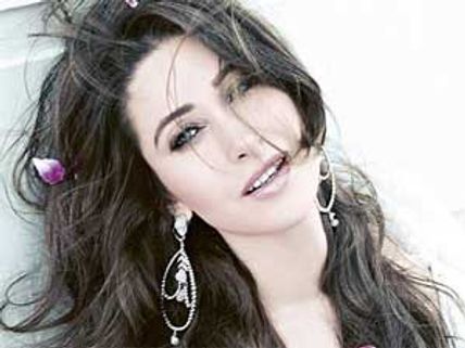 Karisma back with Vikram's erotic thriller