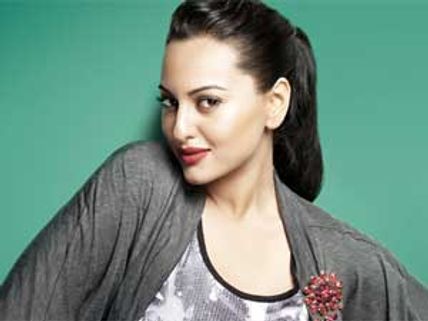 Sonakshi upset with Vishwaroobham delay