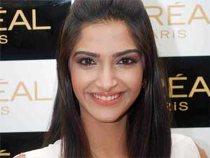 Sonam Kapoor pairing Vijay in Murugadoss' film!