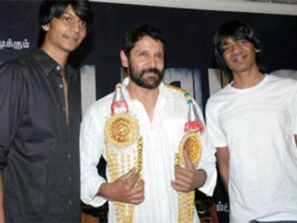 Vikram's Rajapattai in troubled waters