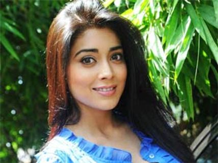 Shreya Saran mobbed on Rowthiram sets