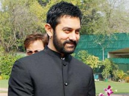 Aamir watches Delhi Belly with Raj Thackeray