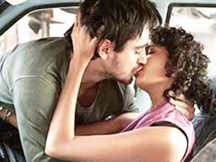 Imran Khan's passionate kiss heats up Delhi Belly 