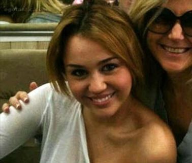 Miley Cyrus returns to Twitter with a racy photo