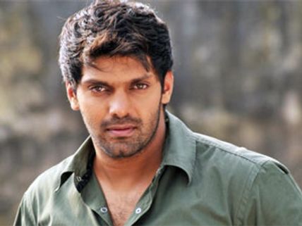 Aarya attends Selvaraghavan's reception with swollen face