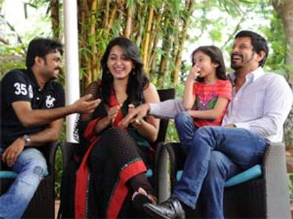 Vikram-Anushka astonish audience