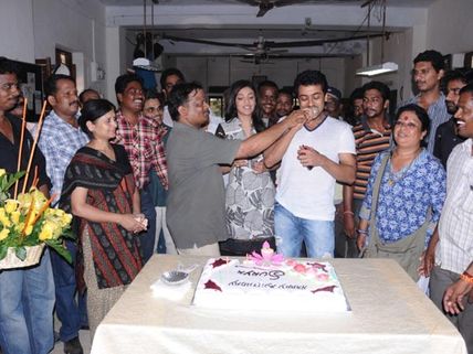 Surya celebrates his birthday with Maatraan unit