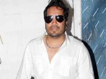 Mika Singh in run to break Emraan's kissing record