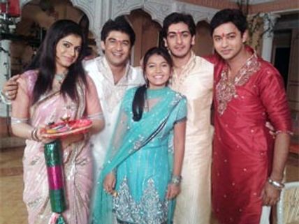 Beendh Banoonga Ghodi Chadhunga team celebrates Raksha Bandhan