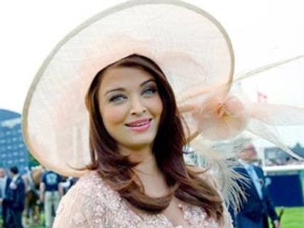 Pregnant Aishwarya looks stunning as ever