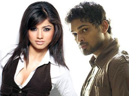 Ajmal Ameer refuses to kiss Aparnaa Bajpai!