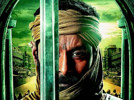 Vikram dazzles in Karikalan first look