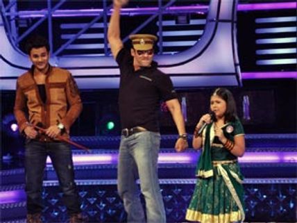 Salman Khan promotes Bodyguard in Dabangg style