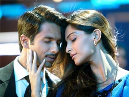 Sonam asks Shahid to change his stylist! 