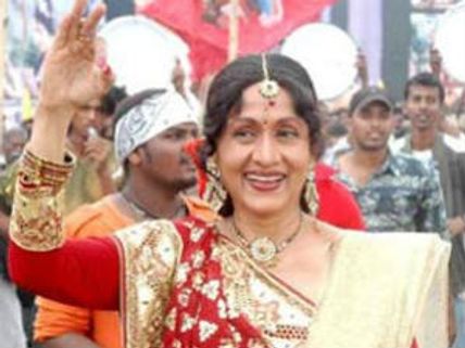 Bharathi allowed Dwarakish to use title 'Vishnuvardhana'?