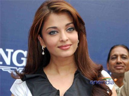 Aishwarya Rai Bachchan honoured with Pazhassi Raja Purashkaram 