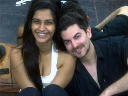 Sonam Kapoor gives cold shoulder to Neil Nitin Mukesh