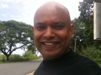 Venkat Prabhu tonsures over Mankatha success