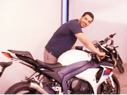 John Abraham gushes on his bike V MAX 1700cc
