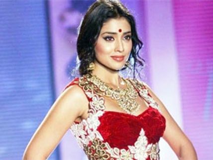 Shreya Saran’s glamour treat for mass!