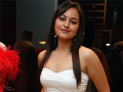 Sonakshi Sinha gets Kareena Kapoor's leftover?