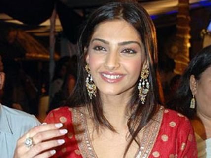 Sonam Kapoor elaborates on her 'gay' remark on Kareena Kapoor