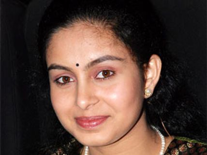 Abhinaya romances Surya in 7 Aum Arivu