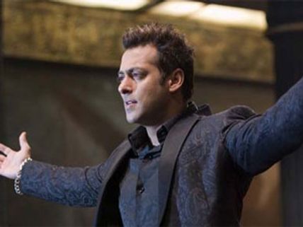 Salman Khan opens a charitable medical camp