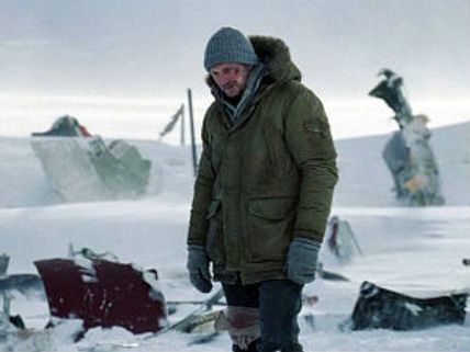 Liam Neeson attacked by a pack of wolves in The Grey trailer