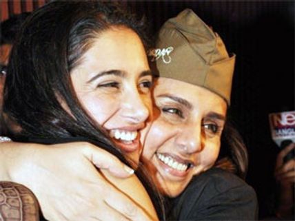 Ranbir Kapoor's mom Neetu bonds with Nargis Fakhri 