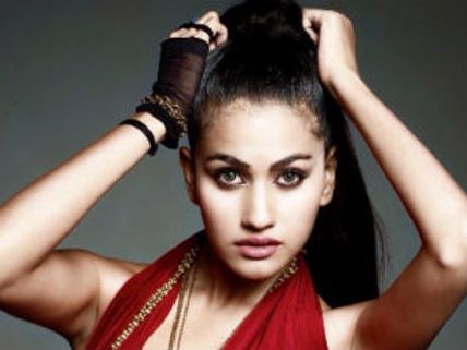 Anjali Lavania shakes her belly for Pawan Kalyan's Panja